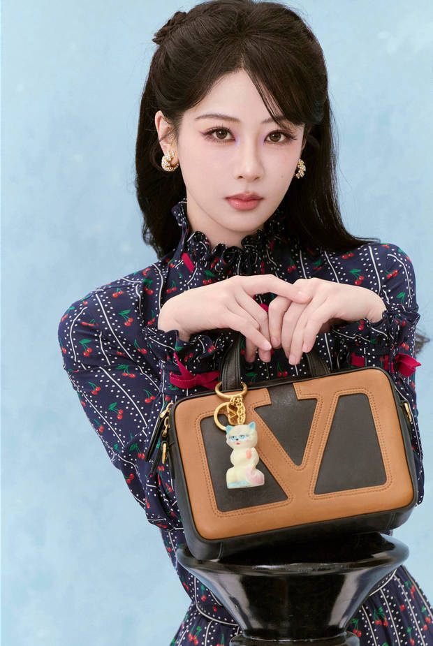 杨紫穿樱桃碎花裙，复古温柔甜妹来袭！ -1