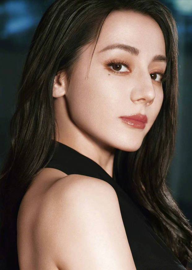 迪丽热巴《黑色挂脖裙》高马尾，摩登女郎氛围满分 -1