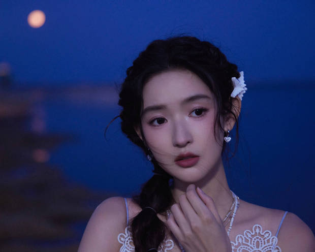 王玉雯海边穿《白蓝吊带裙》漫步，展现极致清冷美 -1