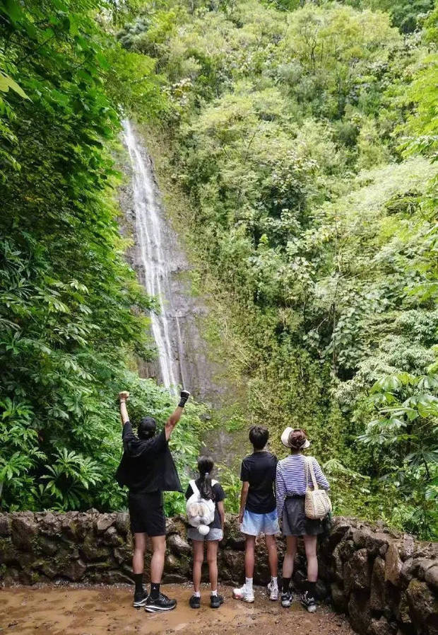 孙俪晒家庭爬山乐：四口同游，等等身高超妈《家庭爬山记》 -1