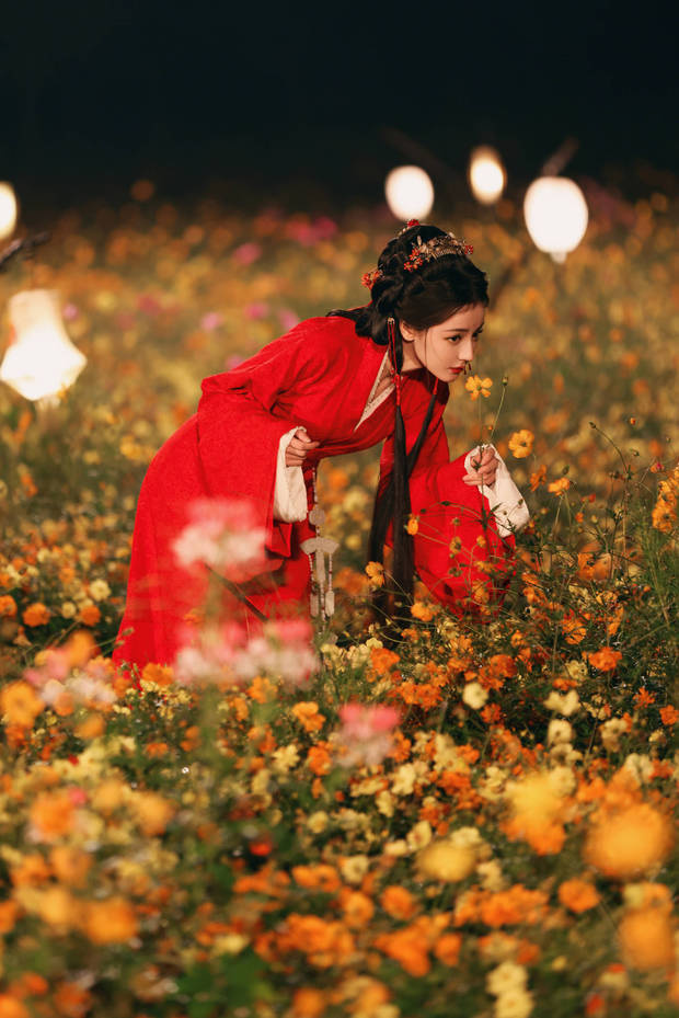 迪丽热巴红衣花海中垂眸，明艳动人

这个标题保留了原标题的所有关键信息，字数控制在25字以内，同时保持了通顺和吸引力 -1
