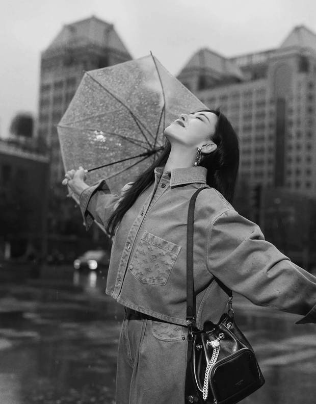 朱珠雨中撑伞，随性演绎摩登风尚大片 -3