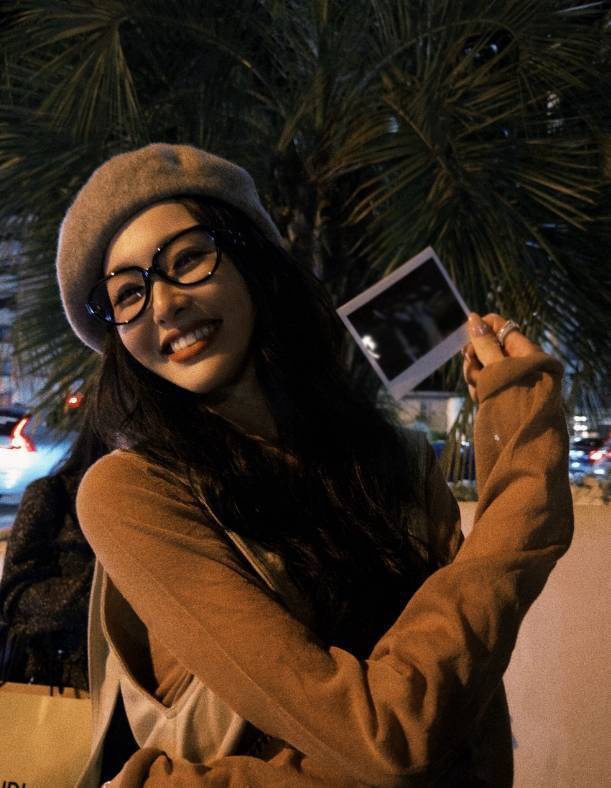 文艺范十足!唐嫣戴贝雷帽、黑框眼镜漫步戛纳街头 -2 文艺范十足!唐嫣戴贝雷帽、黑框眼镜漫步戛纳街头 -2