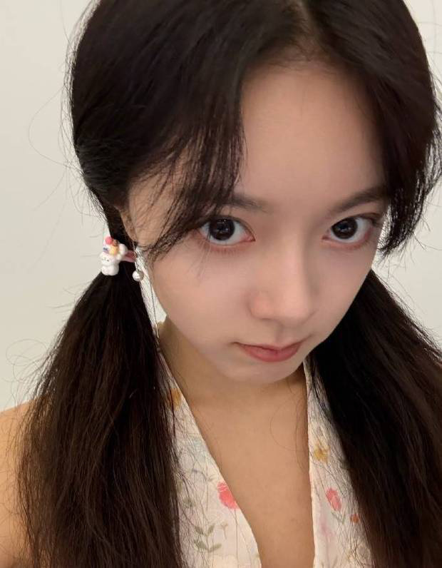 赵今麦“双马尾+挂脖碎花”造型，少女活力四溢 -1