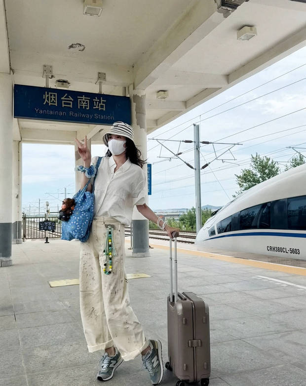 宋佳高铁站休闲随拍，俏皮远眺显灵动 -2