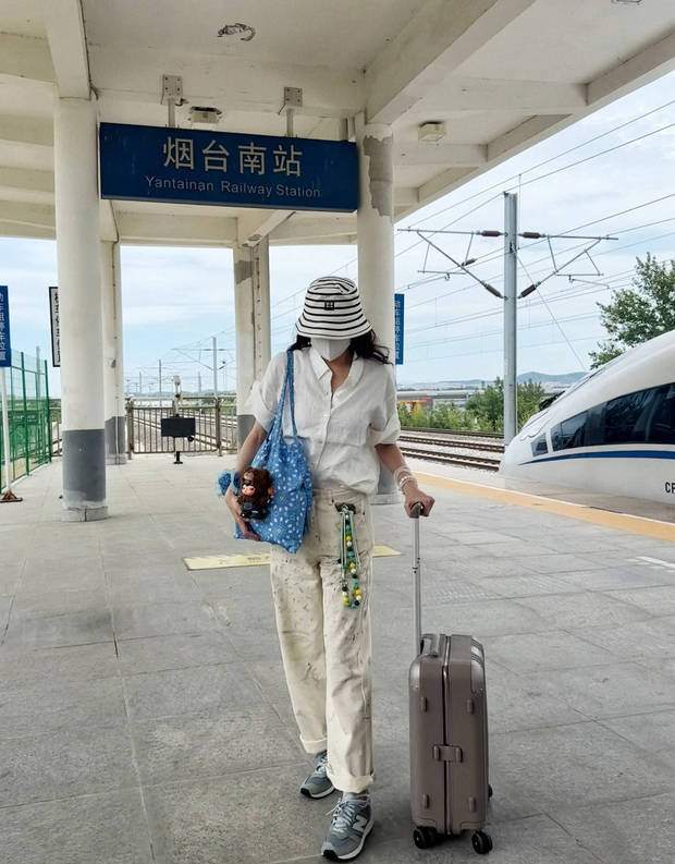 宋佳高铁站休闲随拍，俏皮远眺显灵动 -1