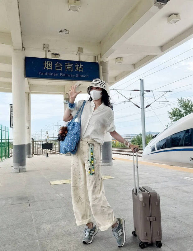 宋佳高铁站休闲随拍，俏皮远眺显灵动 -3