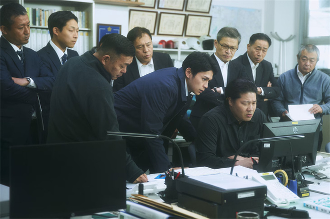 藤井道人新片《港之光》剧照曝光，真荣田乡敦担纲主演 -1