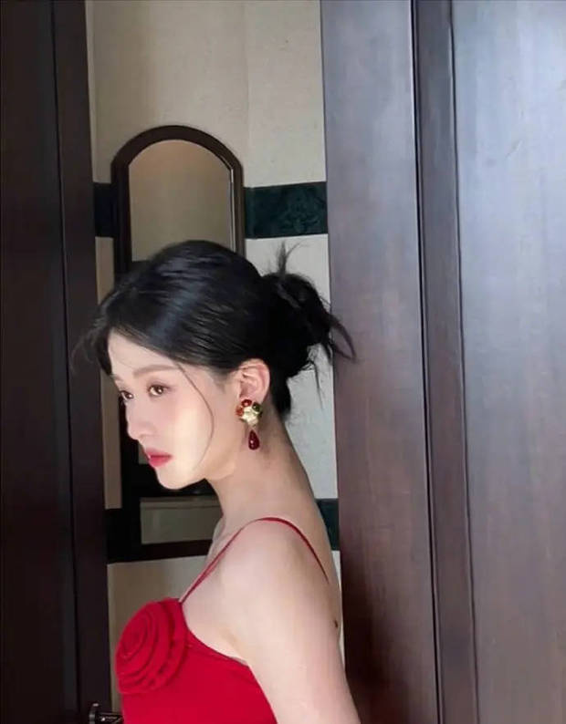 乔欣红裙深V亮相，身姿婀娜似玫瑰绽放 -1