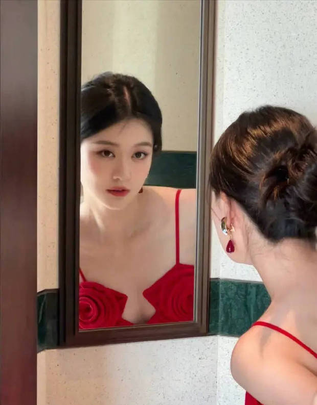 乔欣红裙深V亮相，身姿婀娜似玫瑰绽放 -2