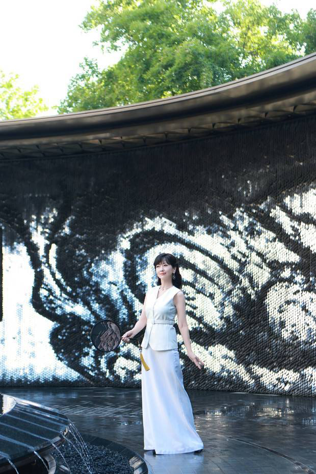 71岁赵雅芝白裙亮相，简约大气显优雅气质 -3