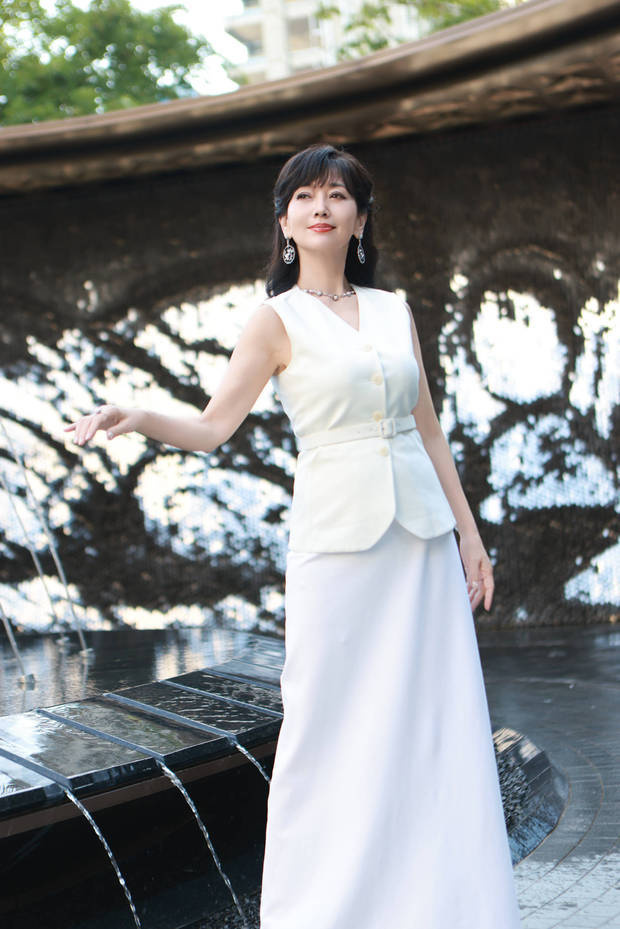 71岁赵雅芝白裙亮相，简约大气显优雅气质 -1