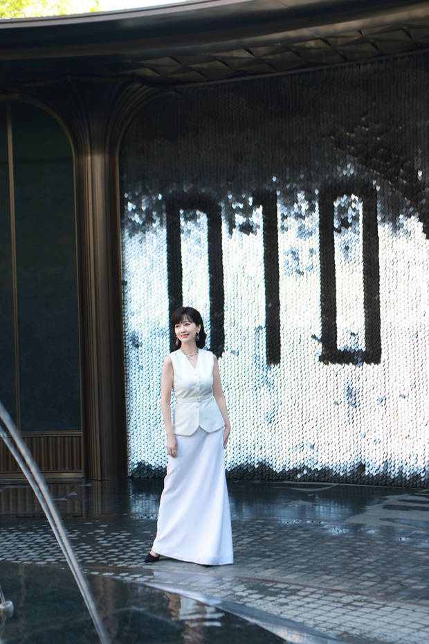 71岁赵雅芝白裙亮相，简约大气显优雅气质 -4