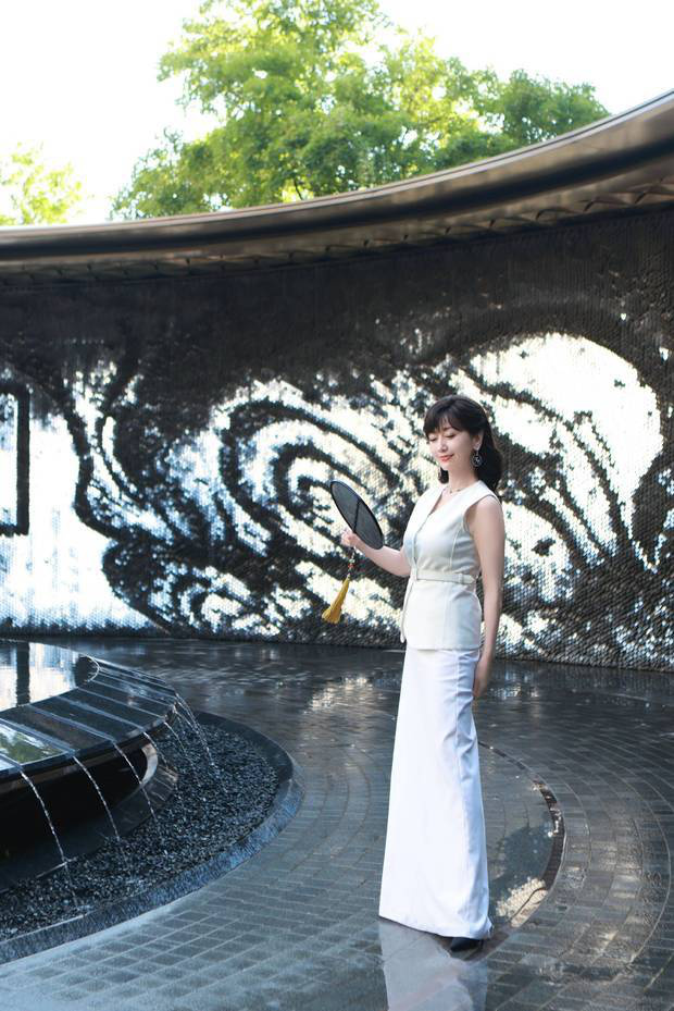 71岁赵雅芝白裙亮相，简约大气显优雅气质 -2