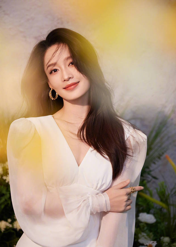 李沁白色礼服亮相,笑容灿烂 -1 李沁白色礼服亮相,笑容灿烂 -1