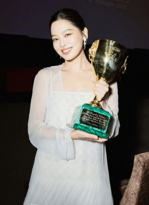 辛芷蕾谈女演员集体祝福：氛围和谐 -1