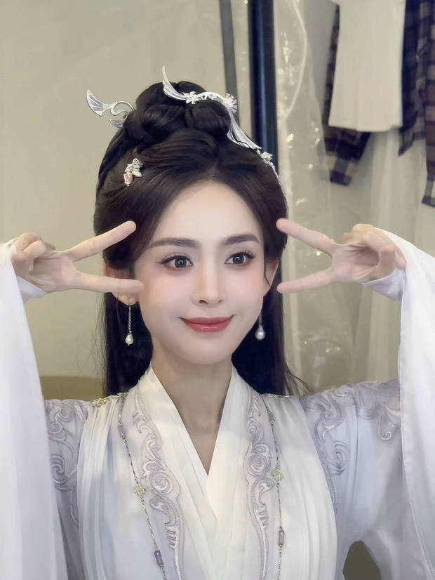 古力娜扎“古风造型”清新可爱 甜笑比耶俏皮满分 -1 古力娜扎“古风造型”清新可爱 甜笑比耶俏皮满分 -1