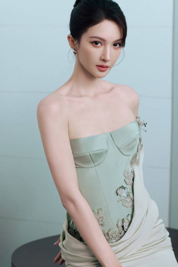 金晨浅绿抹胸显清新优雅,盘发温婉,身材纤细气质佳 -3 金晨浅绿抹胸显清新优雅,盘发温婉,身材纤细气质佳 -3