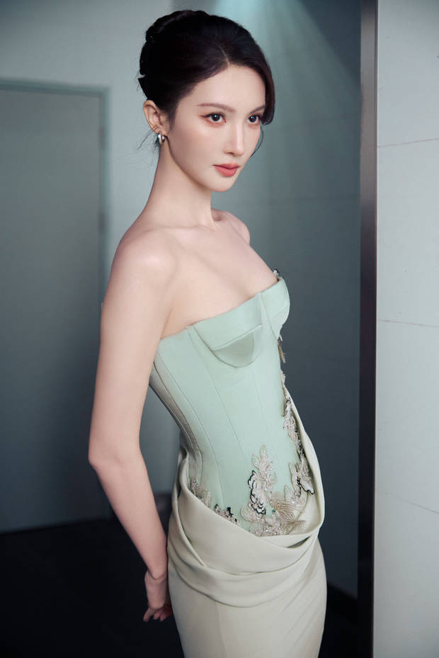 金晨浅绿抹胸显清新优雅,盘发温婉,身材纤细气质佳 -1 金晨浅绿抹胸显清新优雅,盘发温婉,身材纤细气质佳 -1