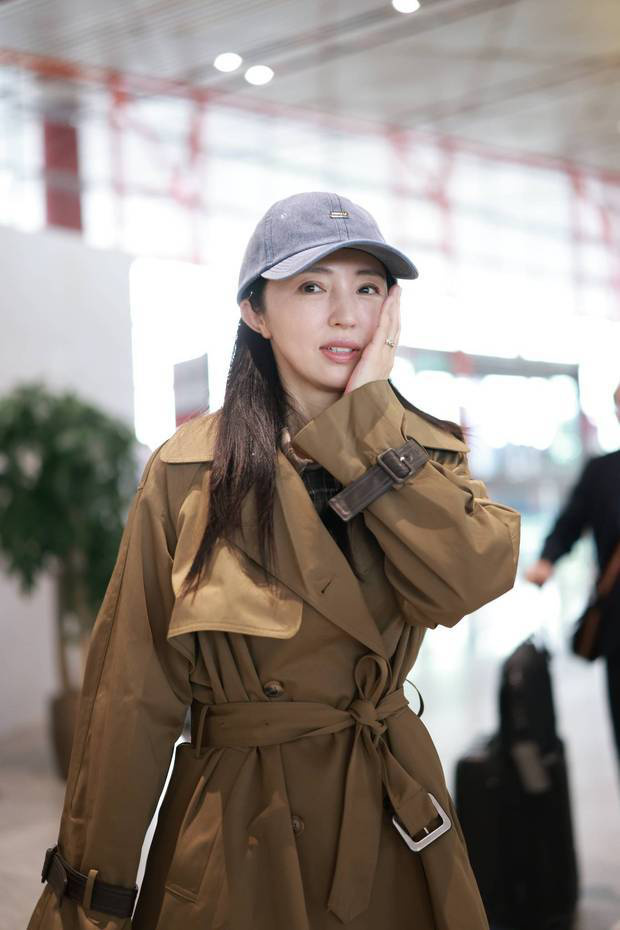 董璇独行首都机场,卡其风衣显气场 -2 董璇独行首都机场,卡其风衣显气场 -2
