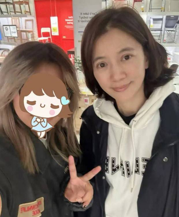 袁咏仪伴子英国求学，背影高瘦显佳态 -2