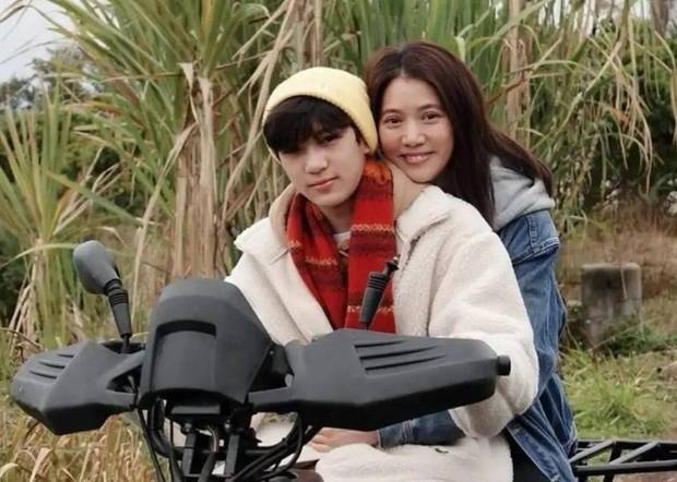 袁咏仪伴子英国求学，背影高瘦显佳态 -3