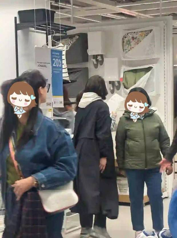 袁咏仪伴子英国求学，背影高瘦显佳态 -1