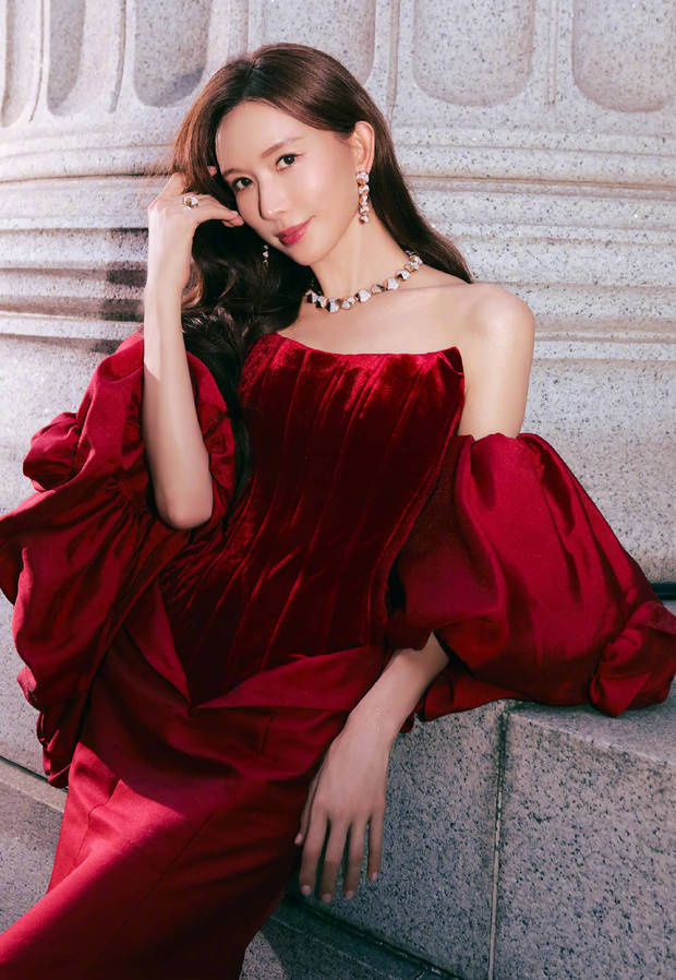 林志玲红丝绒抹胸裙显高贵,肌肤如雪,美神降临 -1 林志玲红丝绒抹胸裙显高贵,肌肤如雪,美神降临 -1