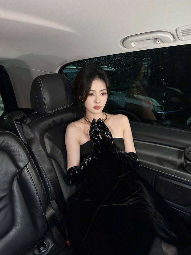 白鹿穿黑色抹胸礼服,车内优雅摆拍显贵气 -3 白鹿穿黑色抹胸礼服,车内优雅摆拍显贵气 -3