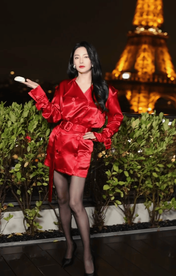 张雨绮巴黎时装周:红衣黑丝,性感惊艳 -2 张雨绮巴黎时装周:红衣黑丝,性感惊艳 -2