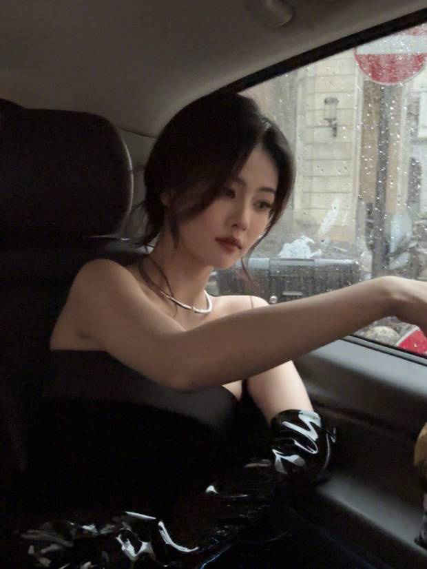 白鹿穿黑色抹胸礼服,车内优雅摆拍显贵气 -2 白鹿穿黑色抹胸礼服,车内优雅摆拍显贵气 -2