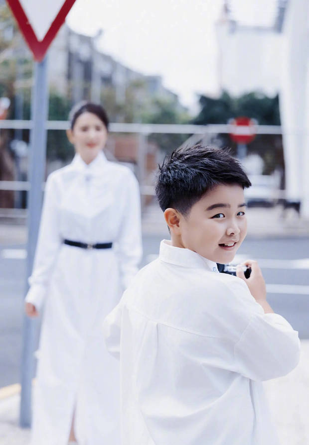 佟丽娅携朵朵登台表演，母子同框温情四溢 -1