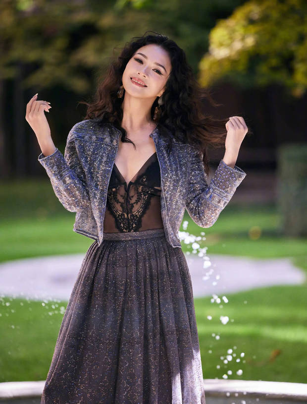 章子怡闪耀米兰时装周《黑丝透视吊带》性感抢镜 -3