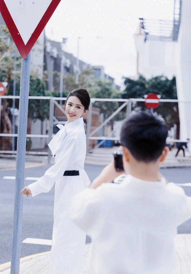 佟丽娅携朵朵登台表演，母子同框温情四溢 -2