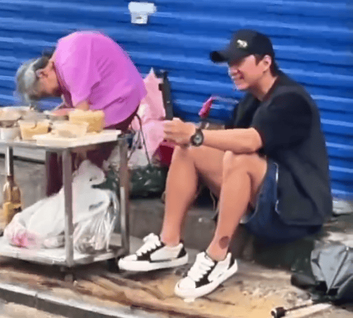 邓超南昌街头品尝“一毛钱奶奶凉菜” 赞奶奶“如花般青春” -1 邓超南昌街头品尝“一毛钱奶奶凉菜” 赞奶奶“如花般青春” -1