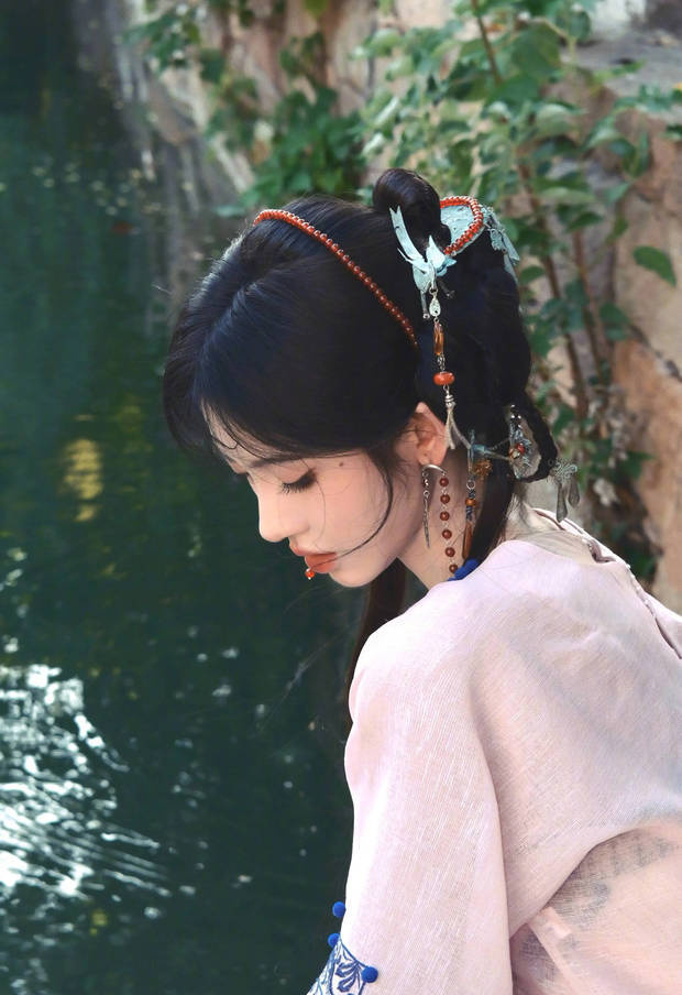 鞠婧祎《粉色襦裙》俏皮甜笑 娇憨动人 -1