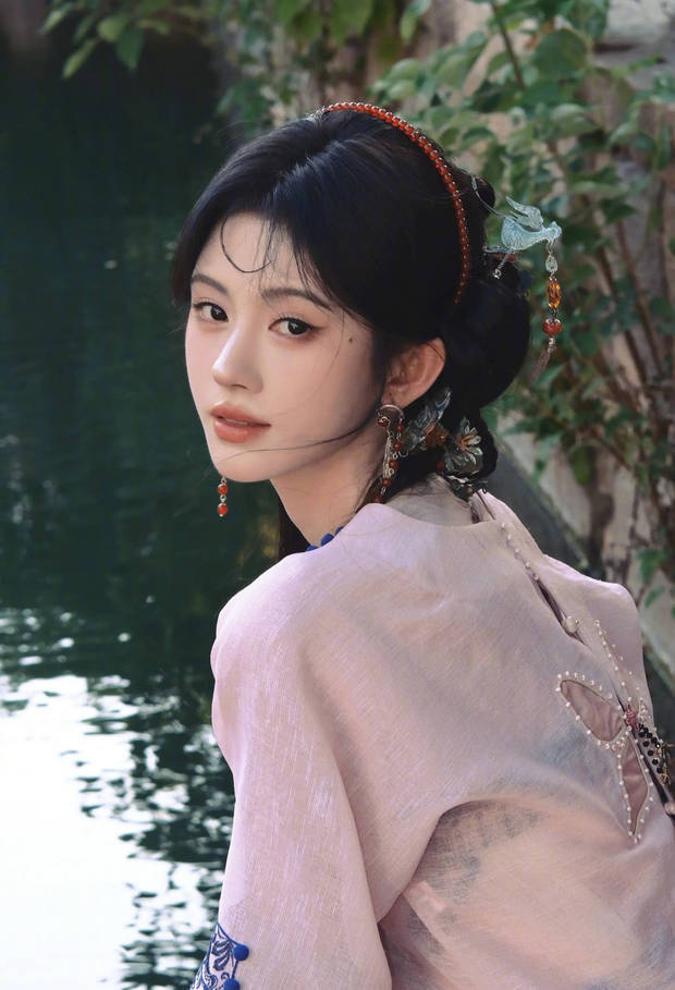 鞠婧祎《粉色襦裙》俏皮甜笑 娇憨动人 -3