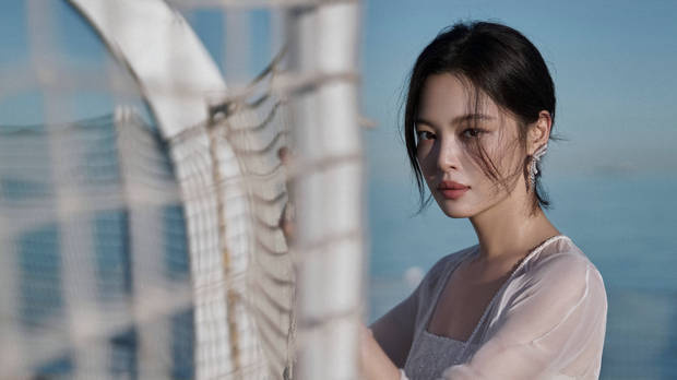 辛芷蕾白衣海边回眸，沉静温柔，笑容生辉 -4