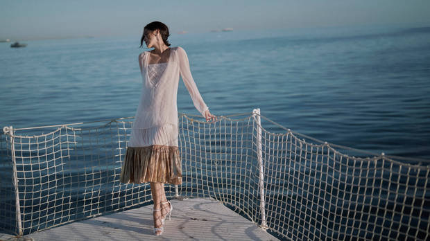 辛芷蕾白衣海边回眸，沉静温柔，笑容生辉 -3