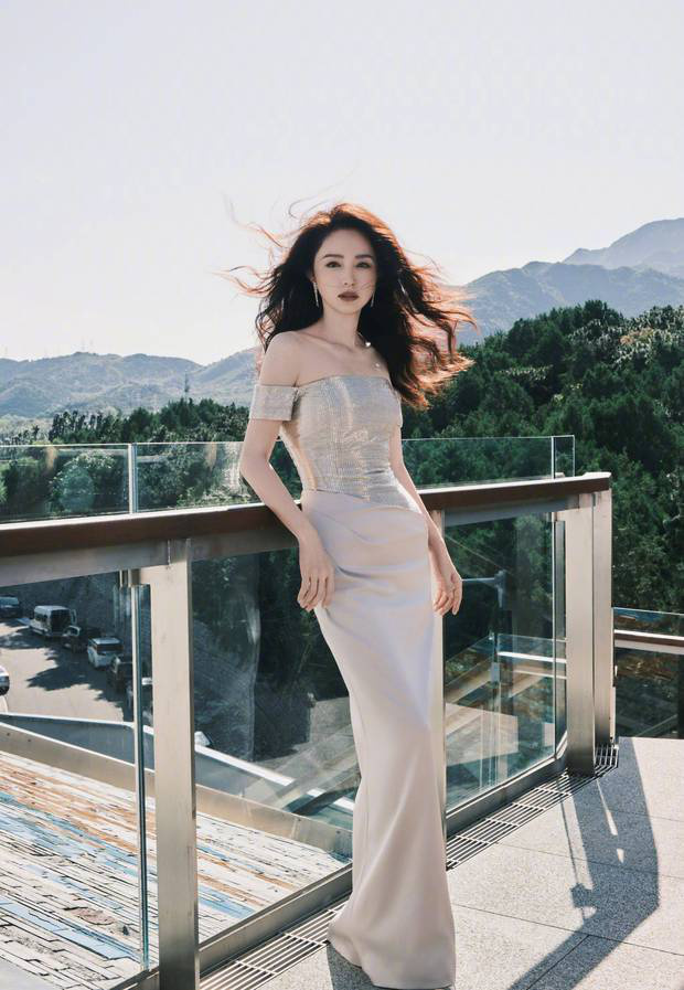 董璇白色露肩裙装，尽显女神风采 -1