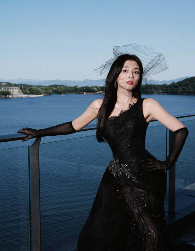 刘涛着黑裙，变身神秘画报女神 -2