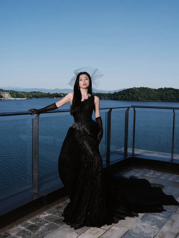 刘涛着黑裙，变身神秘画报女神 -3