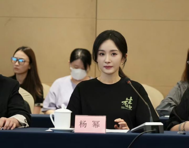 杨幂教师节致敬“特别老师” -1