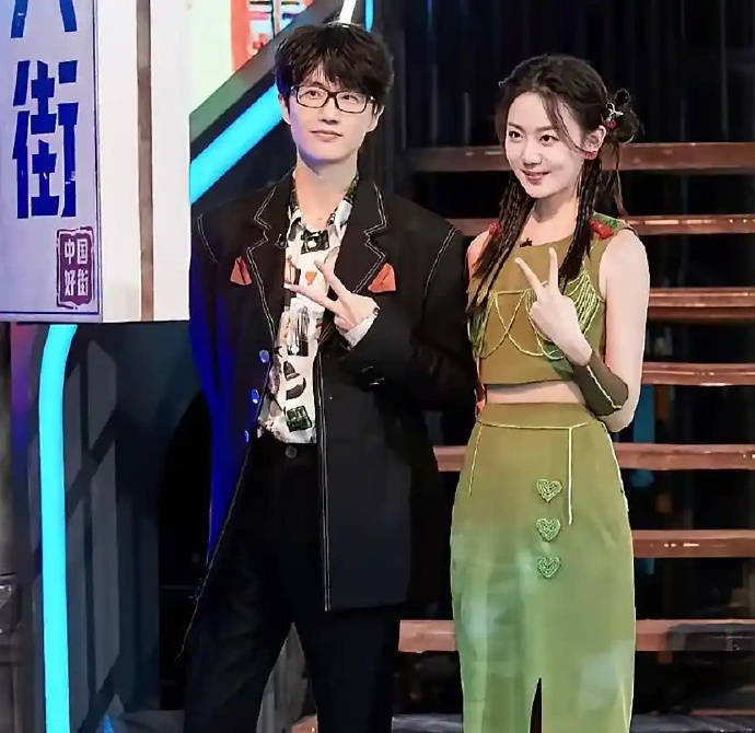 许嵩母亲友人辟谣：许嵩冯禧9月9日非婚期 -1