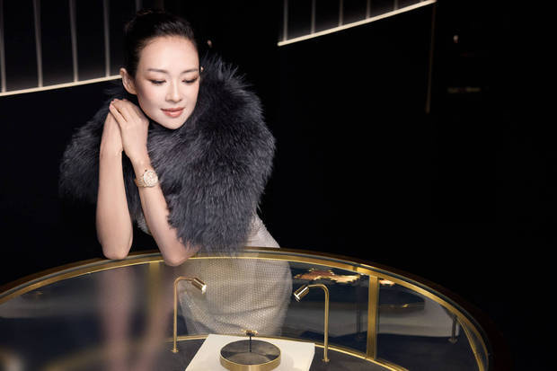 章子怡皮草毛领搭配亮片裙，尽显华丽雍容 -2