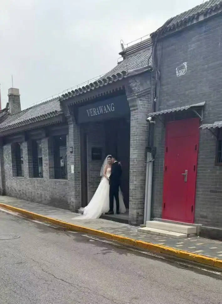 徐冬冬尹子维北京胡同婚纱试穿“偶遇”记 -1