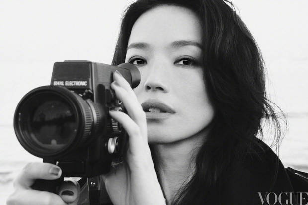 舒淇海边穿黑风衣,手持相机,眼神深邃 -2 舒淇海边穿黑风衣,手持相机,眼神深邃 -2