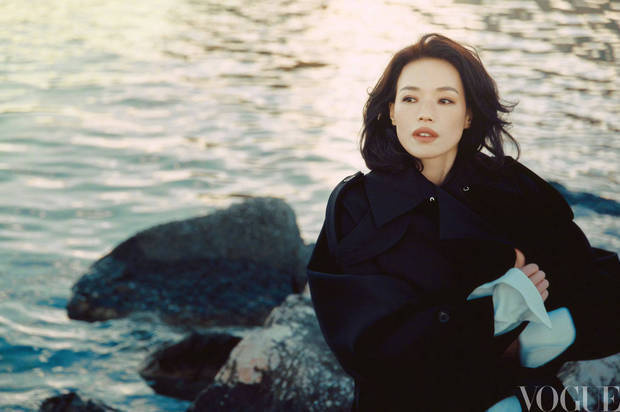 舒淇海边穿黑风衣,手持相机,眼神深邃 -1 舒淇海边穿黑风衣,手持相机,眼神深邃 -1