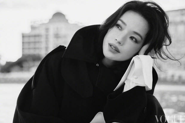 舒淇海边穿黑风衣,手持相机,眼神深邃 -4 舒淇海边穿黑风衣,手持相机,眼神深邃 -4