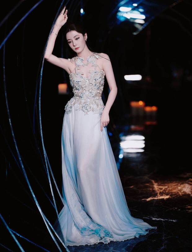 迪丽热巴：蓝白裙装展现高贵优雅 -1